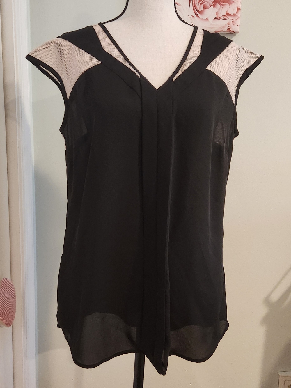 Cable & Gauge Black Sleeveless V-Neck Top with Mesh Shoulders